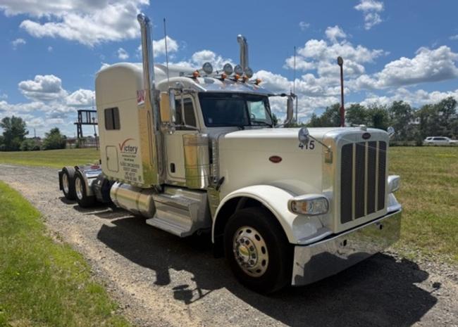 Super-clean-Peterbilt-sleeper-APU